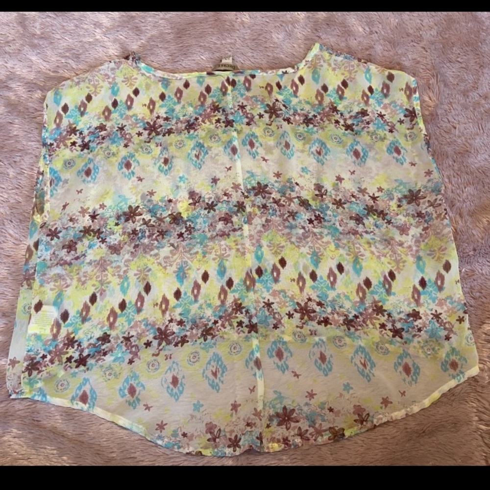 🚨 2/$10🚨 Patterned Top - Picture 3 of 3